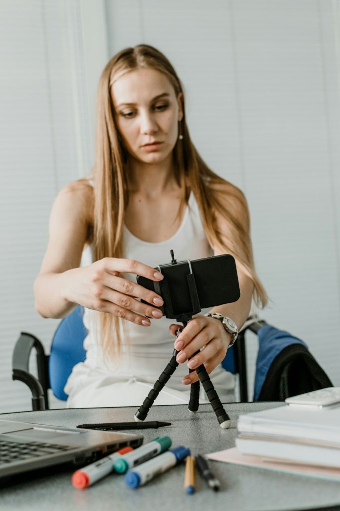 Side hustle, earn extra, money making, side job, side money, second job, hustling, hustle gig, gig