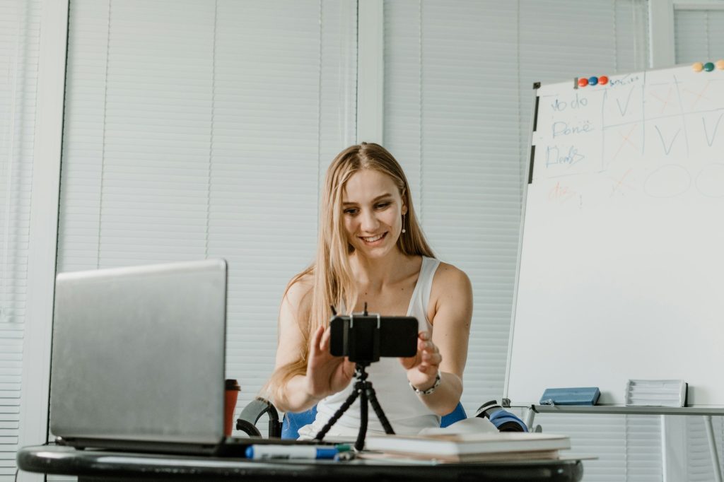 Side hustle, earn extra, money making, side job, side money, second job, hustling, hustle gig, gig