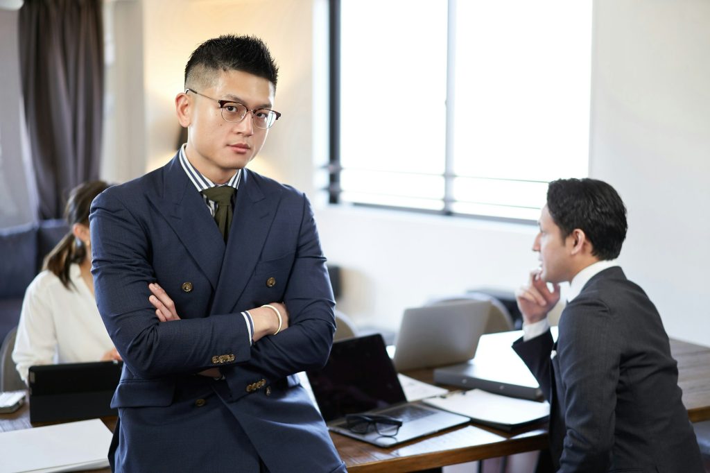 A man crossing his arms at an English conversation meeting between Asians and Latins